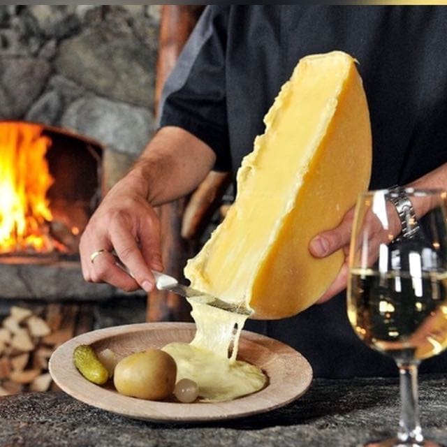 Sightseeing and gourmet tour with cheese fondue
