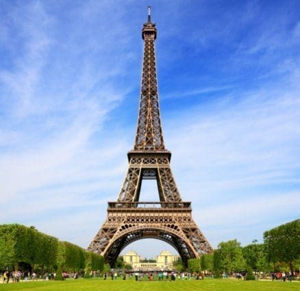 Book the best Flights in 1 search Paris Image